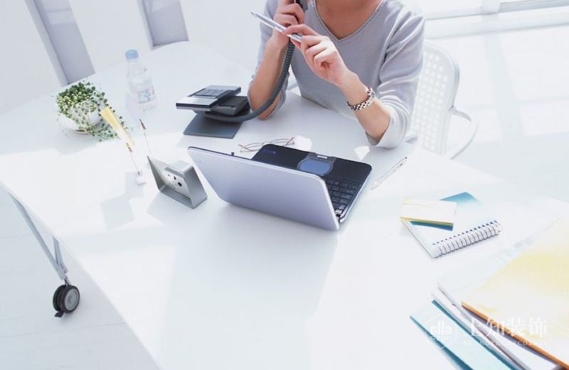 用科學(xué)設(shè)計(jì)的辦公室裝修設(shè)計(jì)解放你的生產(chǎn)力-2.jpg 用科學(xué)設(shè)計(jì)的辦公室裝修設(shè)計(jì)解放你的生產(chǎn)力-2.jpg